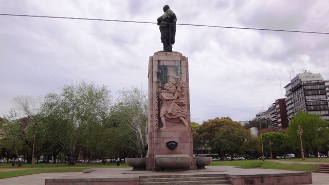 Praça República Oriental do Uruguai, em Buenos Aires.