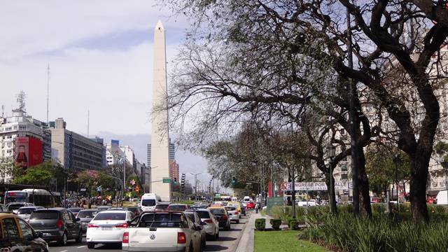 Av. 9 de Julio, com o Obelisco ao fundo.