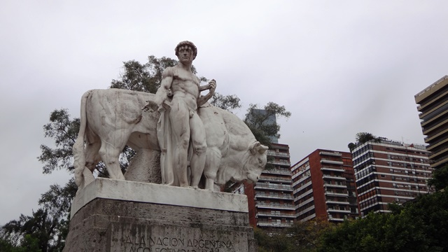 Agricultura representada no monumento da Praça Alemanha, em Buenos Aires.