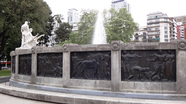 Agricultura representada no monumento da Praça Alemanha, em Buenos Aires.