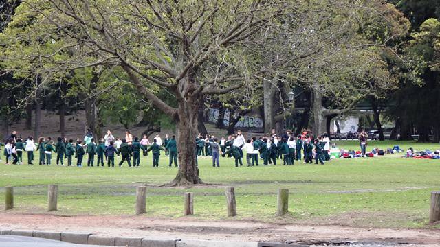 Ao lado do Rosedal, alunos em aula ao ar livre.