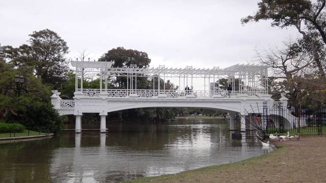 Ponte Grega, vista do lado de fora do Rosedal.
