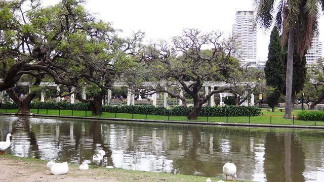 Lago ao redor do Rosedal, com a Pergola del Lago ao fundo.