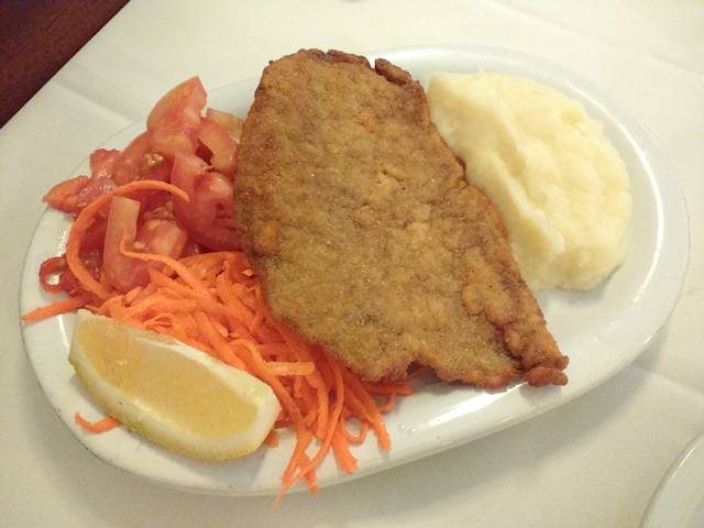 Primeiro almoço em Buenos Aires. Não foi um banquete, mas nos atendeu.