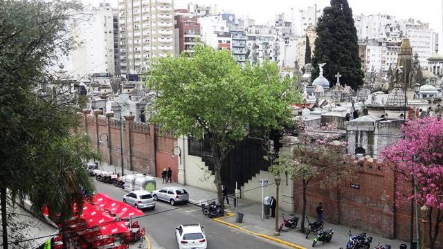 Cemitério da Recoleta visto do Shopping.