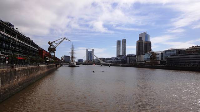 Bem ao fundo, a Puente e la Mujer, com a Fragata Sarmiento na margem esquerda.