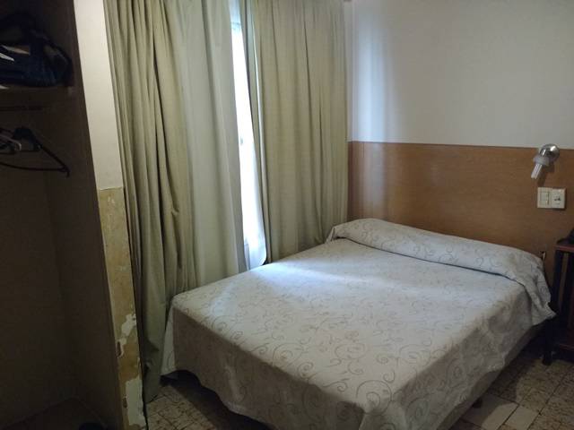 Hotel em Mendoza - quarto "menos ruim", pelo menos com algum sinal de Wi Fi.