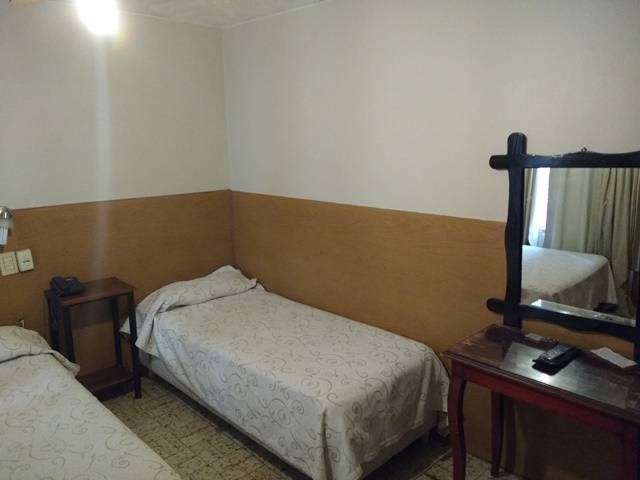 Hotel em Mendoza - quarto "menos ruim", pelo menos com algum sinal de Wi Fi.