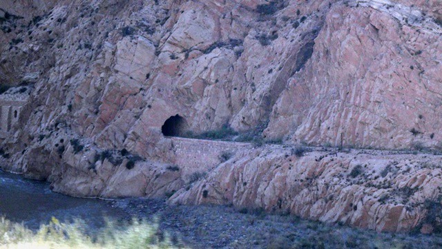 Túnel ferroviário, escavado na rocha.