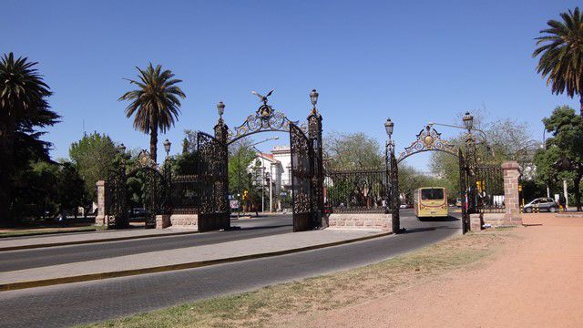 Majestosos portões escoceses de acesso ao Parque San Martin, em Mendoza.