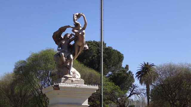 Estátua na rotatória do Rosedal.