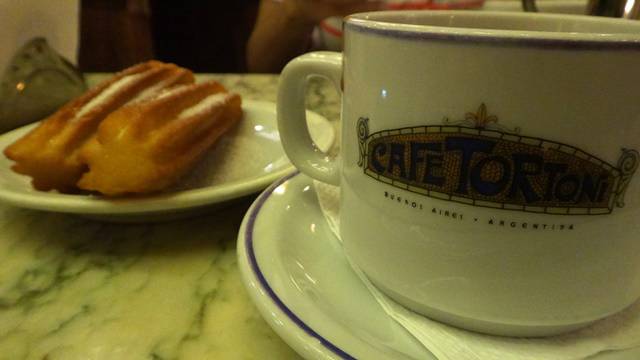 Buenos Aires - Cafe Tortoni - churro com chocolate quente.