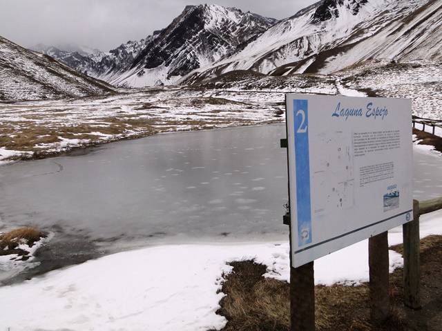 Laguna Espejo, completamente congelada.