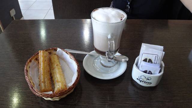 Churros e chocolate quente.