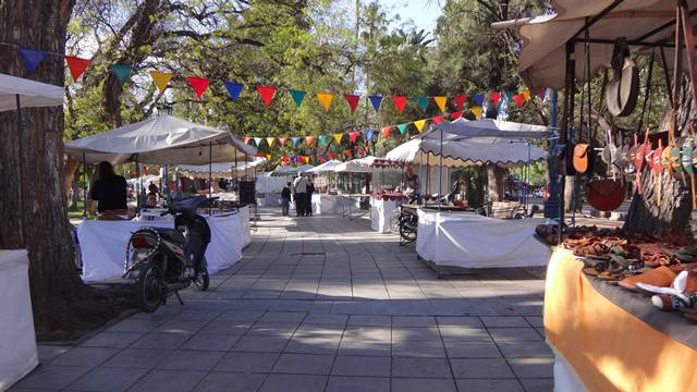 Feirinha na Plaza Independencia.