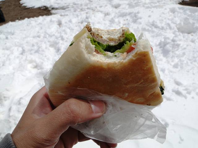 Hora do lanche: ali só comemos o sanduíche, e a tortinha na van.