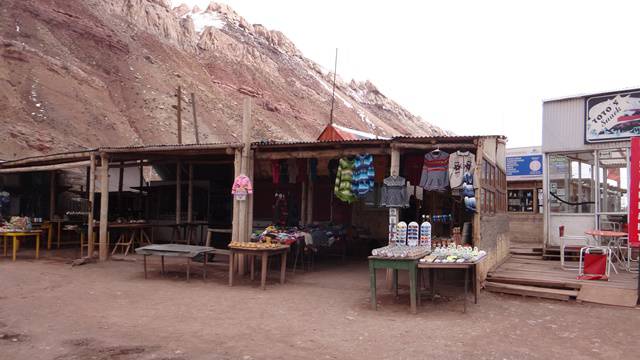 Ponte del Inca - barracas de produtos locais.