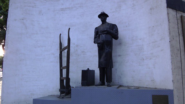 Escultura El Hombre de La Esquina - Viajero de la Estacion. Rua Peru x Rua Necochea.