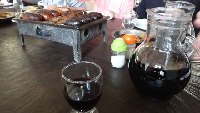 Churrasco na Bodegas Krontiras, com vinho mendocino.