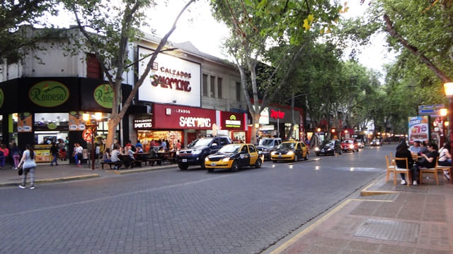 Av. San Martin, uma das mais movimentadas, com muitas lojas.