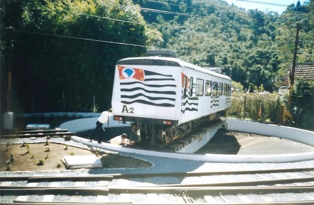 Maquinista girando a locomotiva para fazer o caminho de volta.