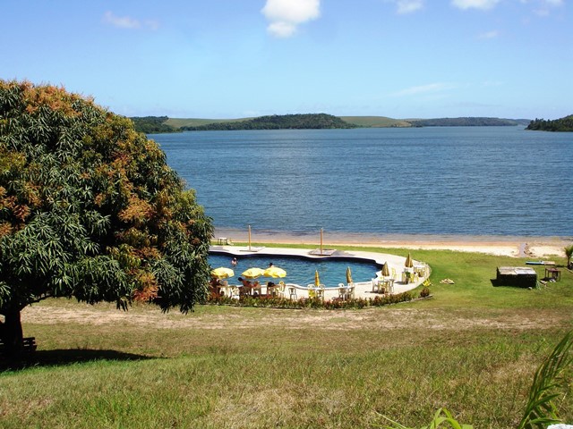 Piscina com água natural da lagoa