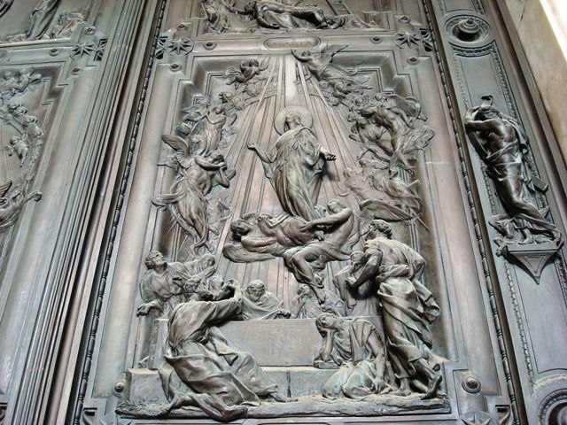 Detalhe da porta da igreja