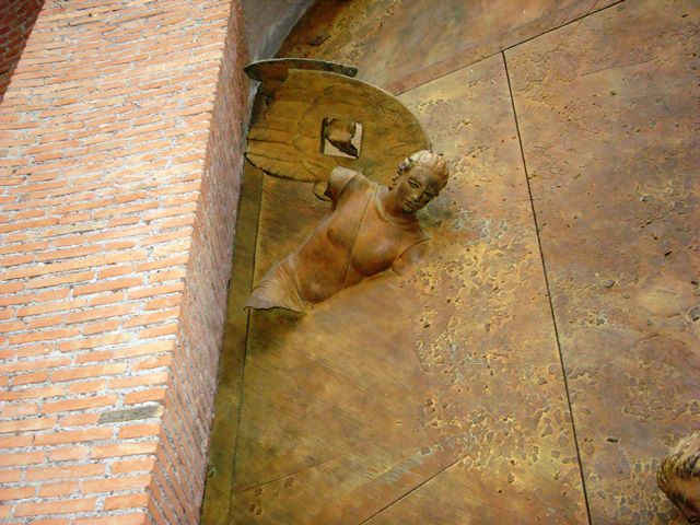 Detalhe da escultura na porta da igreja