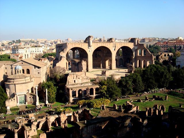 Forum Romano - ao fundo, as Termas de Tito