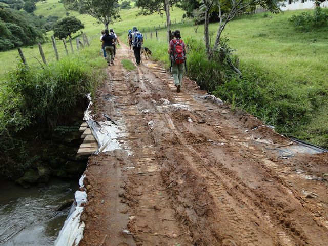 Amassando barro em Bueno Brandão