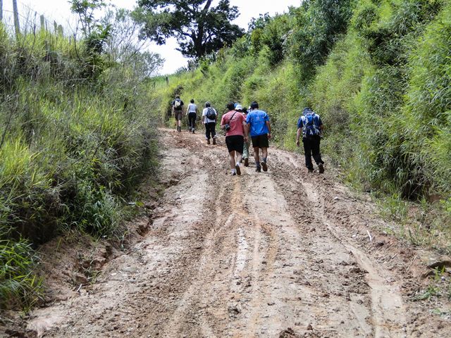 Praticamente a trilha toda foi caminhando no barro