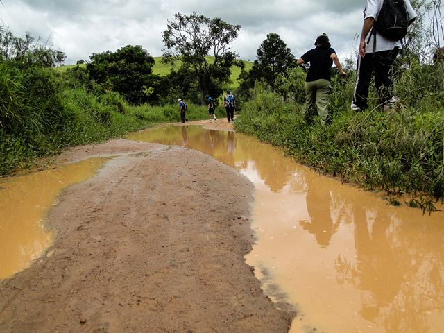 Em alguns pontos, além de barro havia poça d'água