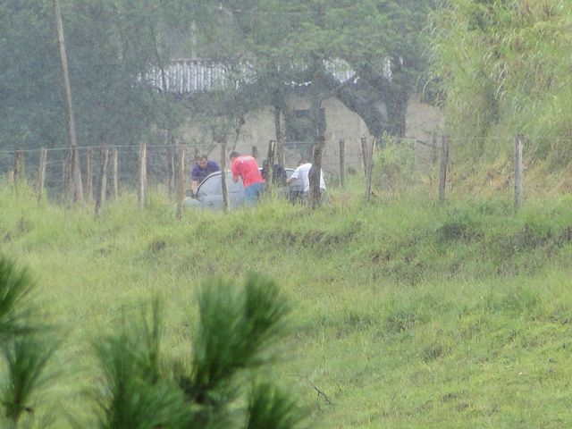 Carro atolado na estradinha em frente a pousada