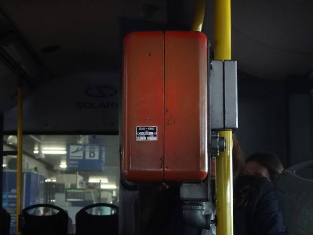 Máquina para validação do bilhete dentro do ônibus.