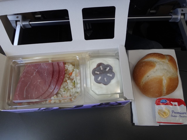 Almoço servido no voo da Swiss para Atenas.