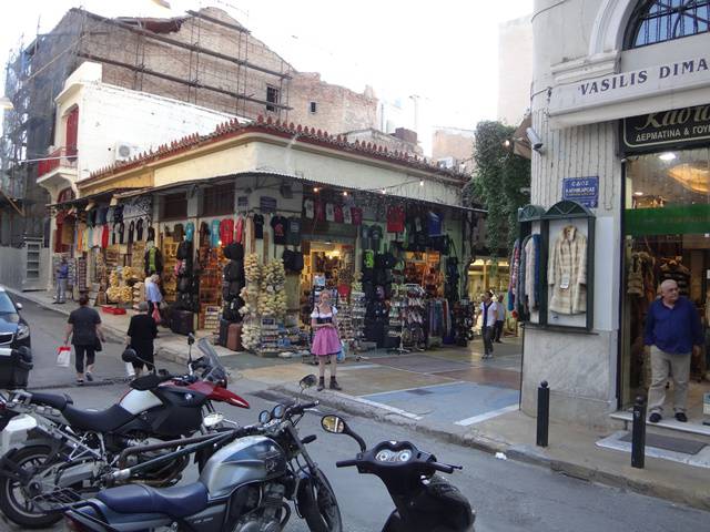 Comércio local ateniense, na rua Kapnikareas.