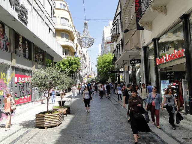 Rua Ermou, uma das mais movimentadas de Atenas.