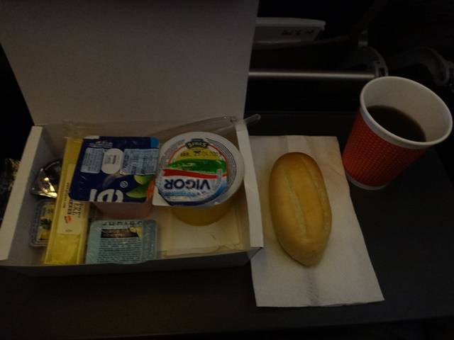 Café da manhã servido no voo da Swiss.