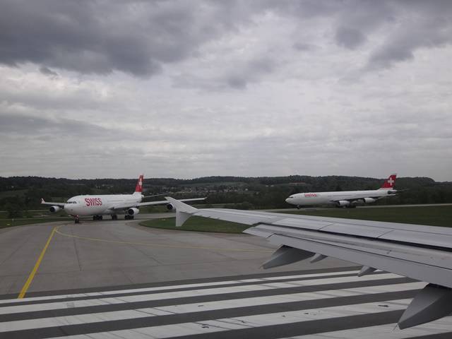 Fila de aviões para a decolagem em Zurique.