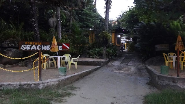 Entrada da Pousada Seachegue. É necessário entrar com o carro na praia. Pé-na-areio de verdade!