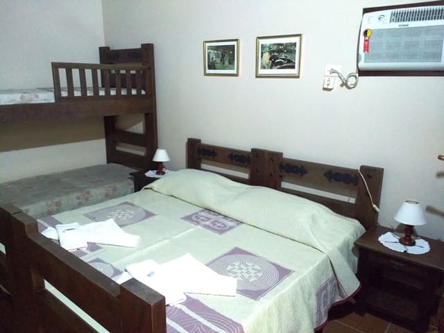 Pousada Seachegue: quarto com cama de casal e beliche.