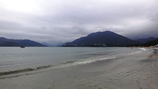 Ubatuba: praia da Enseada.