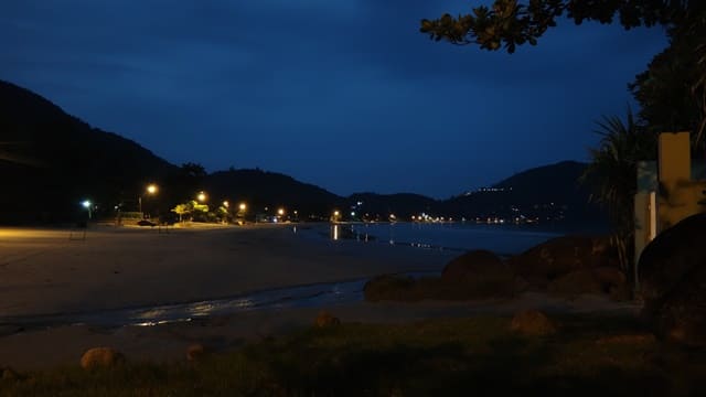 Ubatuba: praia da Enseada durante a noite vista da Pousada Seachegue.