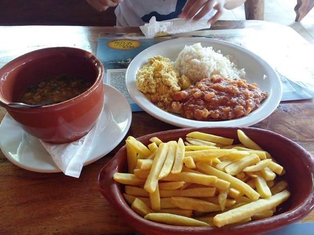 Almoço no Deck da Vila, Praia de Picinguaba, Ubatuba.