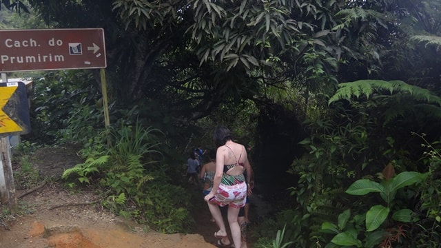 Início da trilha para a cachoeira, bem ao lado da placa.