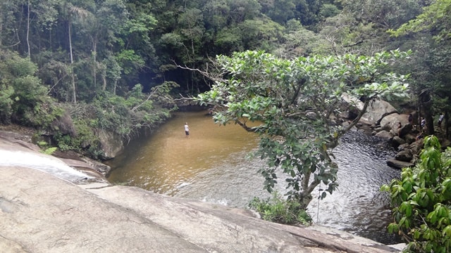 Piscina maior da Cachoeira do Prumirim, em Ubatuba.