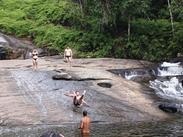 Escorregador natural na Cachoeira do Prumirim, em Ubatuba.