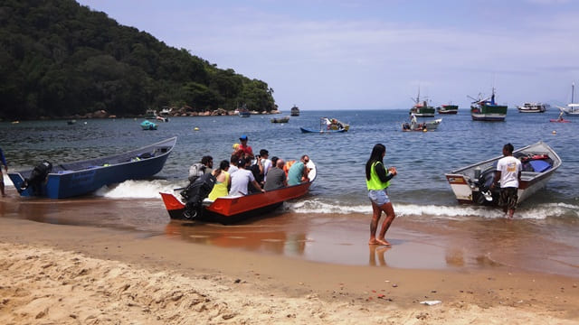 Embarcando para a Ilha das Couves na Praia de Picinguaba.