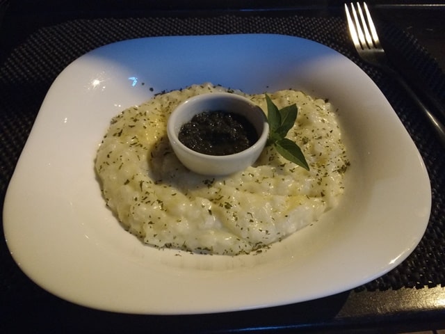 Risoto de azeitonas pretas - restaurante Fatto di Bufala, em Brotas.