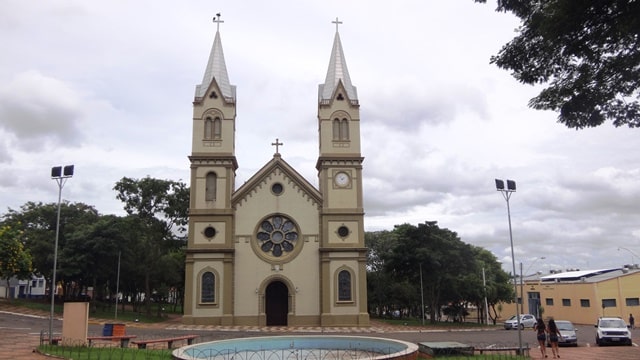 Igreja Nossa Senhora das Dores, na praça em frente ao Museu do Caipira.